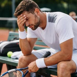 joueur de tennis qui subit la frustration en match.