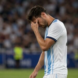 Footballeur dépité sur le terrain après une perte de concentration en match